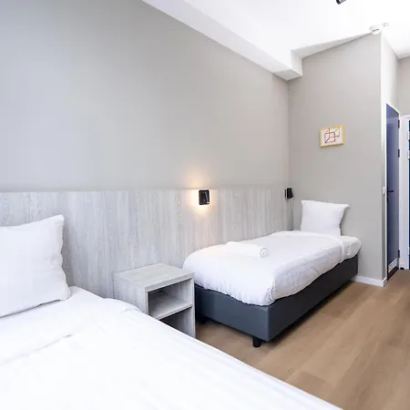 Crown Hotel *